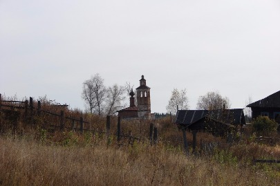 Заброшенная Воздвиженская церковь в деревне Верх-Боровая
