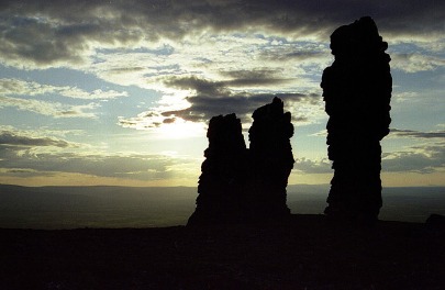 Столбы выветривания на плато Мань-Пупы-Нёр ночью. Фото Н. Александрова