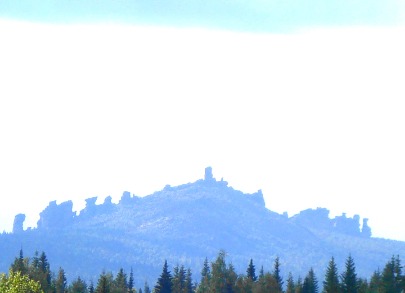 Ветряные камни-останцы на вершине Помяненного типичны для Уральских гор