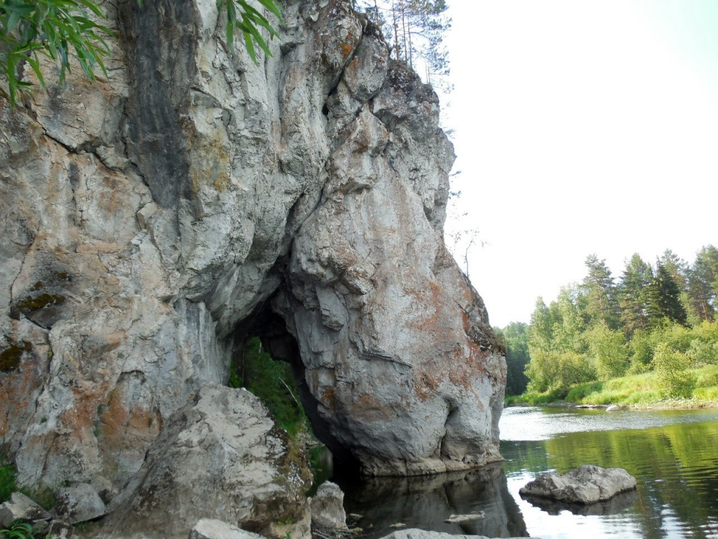 Камень Дыроватый на реке Серга