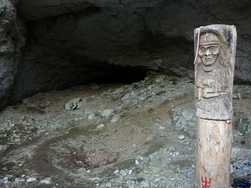 Идол у входа в Чаньвинскую пещеру